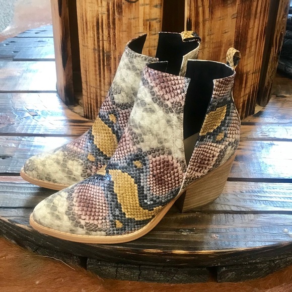 One left 💜Multi Color Snake Print bootie - Picture 4 of 5